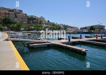 KAVALA, GRECIA - 31 MAGGIO 2016: Barche da pesca nel porto della città di Kavala in Grecia. Molo per barche e yacht. Foto Stock