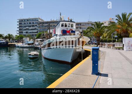 KAVALA, GRECIA - 31 MAGGIO 2016: Barche da pesca nel porto della città di Kavala in Grecia. Molo per barche e yacht. Foto Stock