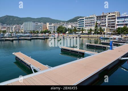 KAVALA, GRECIA - 31 MAGGIO 2016: Barche da pesca nel porto della città di Kavala in Grecia. Molo per barche e yacht. Foto Stock