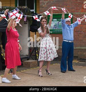 Mid Hants Railway 'War on the Line' 2019 (D-Day 75) con gli Enactor vestiti in costume d'epoca alle stazioni di Alresford, Rotley e Medstead & Four Marks. Foto Stock