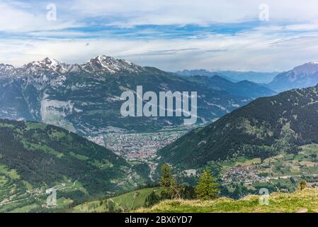 Vista di Coira, la città delle Alpi in Svizzera, annidata in fondo alla valle Foto Stock