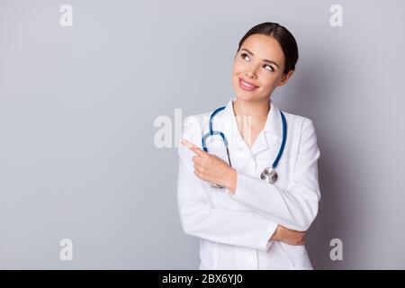 Foto di famiglia piuttosto giovane doc professionale diretto dito sguardo interessato lato vuoto ricordare ai pazienti vaccinazione indossare medico uniforme camice da laboratorio Foto Stock