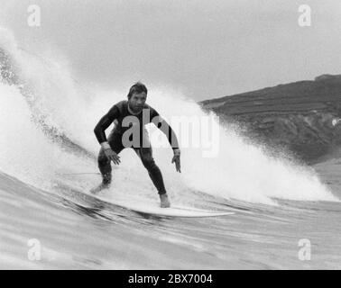 Il potente surfista Gary Elkerton si prepara per l'onda della giornata Foto Stock