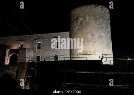 Le antiche mura del castello illuminate. Venosa, Basilicata. Italia Foto Stock