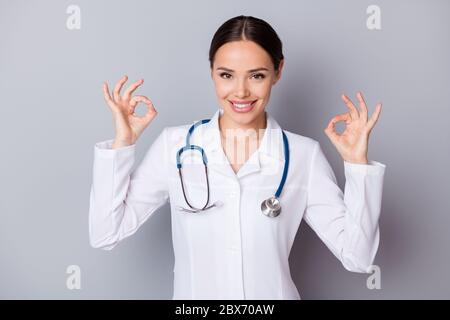 Foto di bella famiglia allegra doc esperto professionista dire paziente buona notizia covid test risultato negativo mani Okey simboli indossare medico Foto Stock