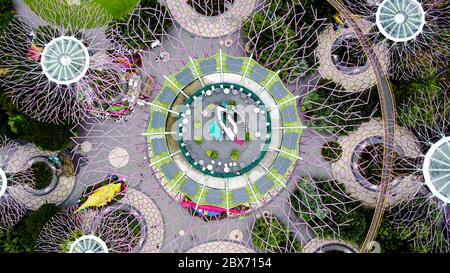 Vista dall'alto del bar sul tetto presso uno degli alberi artificiali nei giardini vicino alla baia di Singapore durante il giorno, attrazione principale per i turisti. Foto Stock