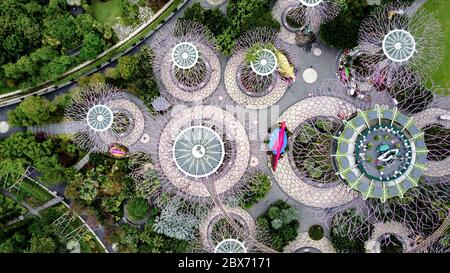 Foto aerea dei giardini presso la baia di Singapore durante il giorno, una delle principali attrazioni per i turisti. Foto Stock