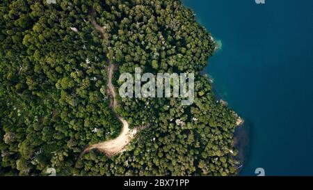 Vista aerea dall'alto del punto di osservazione del Lago Mascardi in Patagonia, Argentina. Verde foresta di alberi vicino al lago di acque blu scuro. Foto Stock