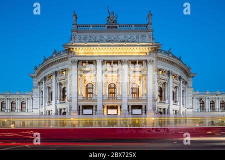 Vista del Burgtheater di Vienna, in Austria di notte con un tram che passa Foto Stock