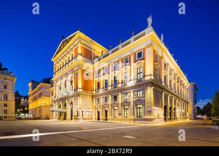 Vista notturna della sala concerti Wiener Musikverein a Vienna, Austria, con cielo blu profondo. Foto Stock