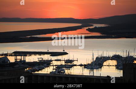 Tramonto attraverso Portland Marina, il porto e la flotta, sul sito patrimonio mondiale della Jurassic Coast, Dorset, Regno Unito Foto Stock