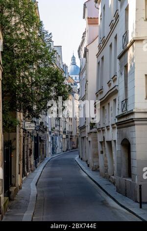 Parigi, Francia - 10 aprile 2020: La cupola del Pantheon su 'Rue de Bievre' dove viveva l'ex presidente francese Mitterand Foto Stock