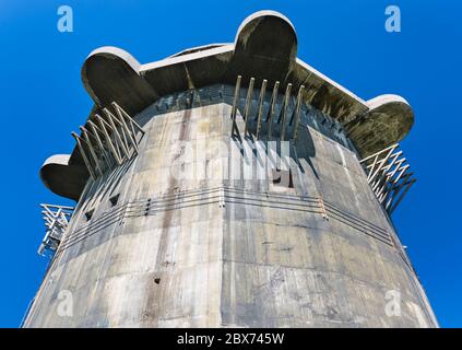Una delle famose torri di flak della seconda guerra mondiale ad Augarten a Vienna, Austria con cielo blu. Foto Stock