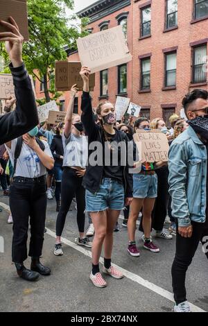 New York City, New York, USA - 02 giugno 2020: Migliaia di persone hanno protestato per la solidità della giustizia nella morte di Georg Flyod e hanno chiesto il cambiamento, Park Slope, Brooklyn, New York City, USA. Foto Stock