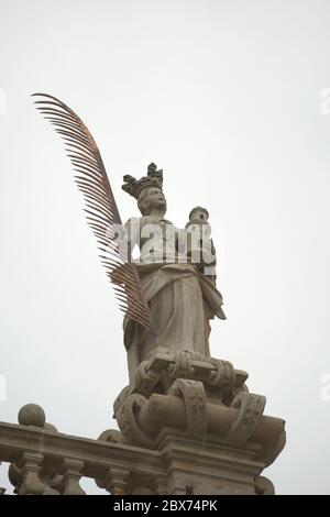 Santa Barbara. Statua sulla balaustra della facciata principale. Cattedrale di Santiago de Compostela. Santiago de Compostela, provincia di la Coruña. Galizia, Spagna. Foto Stock