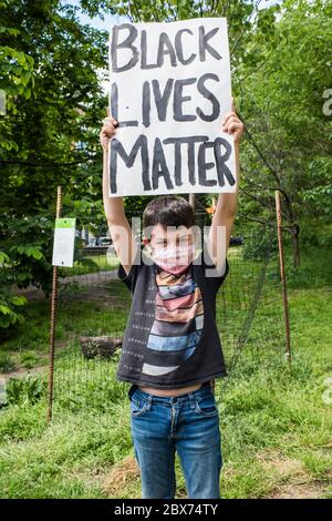 New York City, New York, USA - 31 maggio 2020: Protesta pacifica che chiede giustizia per la morte di George Floyd, attraverso Prospect Park, organizzato dalle famiglie Park Slope, Brooklyn , New York City, USA. Foto Stock