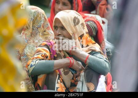 kolkata bengala occidentale india il 11 gennaio 2020: ritratto di un pellegrino al campo di transito gangasagar kolkata bengala occidentale india Foto Stock