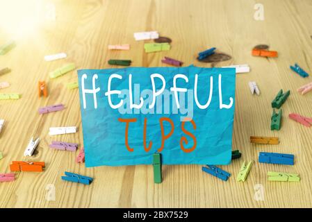 Nota di scrittura che mostra suggerimenti utili. Il concetto aziendale di consulenza per l'assistenza aiuta a fornire assistenza e suggerimenti rapidi Foto Stock