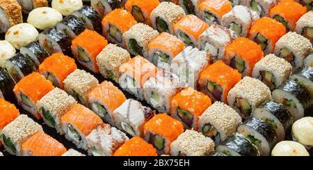 Overhead I sushi giapponesi La cucina del cibo. Maki es rotoli con tonno, salmone e gamberetti, granchi e avocado. Vista superiore del sushi assortiti, tutto quello che potete mangiare al menu. Rainbow s Foto Stock