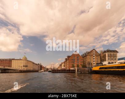 Copenhagen, Danimarca - Giugno 2019: Immagine sfocata del bellissimo canale e architettura di Nyhavn. Foto Stock