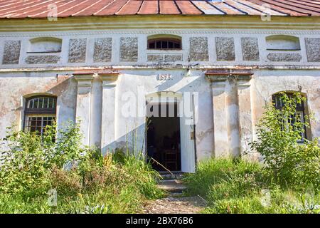 Vecchia casa nel giardino vicino al maniero. Foto Stock