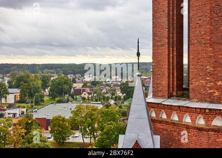 Vista sulla città dalla cima della torre della chiesa Foto Stock