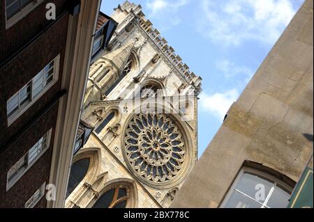 Transetto sud della Cattedrale di York visto da Stonegate. Foto Stock