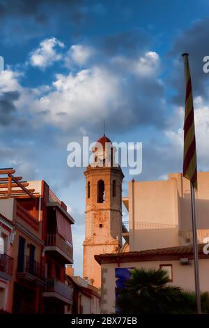 Nel centro di Calella. Città sulla Costa Brava - una meta turistica popolare di turisti da tutta Europa Foto Stock