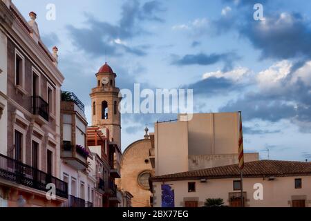 Nel centro di Calella. Città sulla Costa Brava - una meta turistica popolare di turisti da tutta Europa Foto Stock