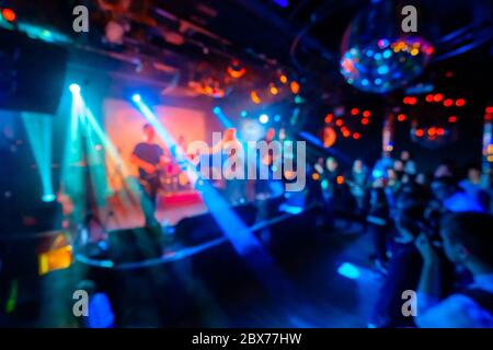 Musica band che si esibisce dal vivo al night club Foto Stock