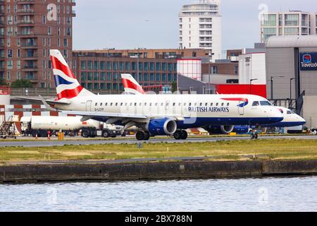 Londra, Regno Unito - 8 luglio 2019: British Airways BA CityFlyer Embraer 190 aereo London City Airport (LCY) nel Regno Unito. Foto Stock