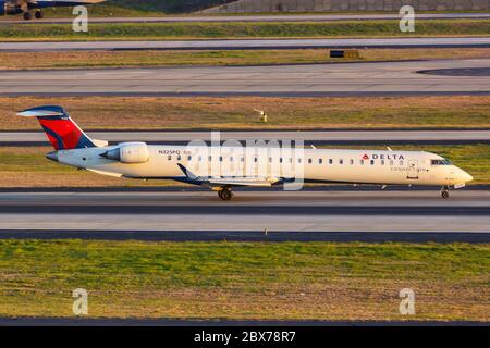 Atlanta, Georgia - 2 aprile 2019: Aereo Delta Connection Endeavour Air Bombardier CRJ-900 all'aeroporto di Atlanta (ATL) in Georgia. Foto Stock