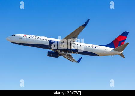 Atlanta, Georgia - 3 aprile 2019: Delta Air Lines Boeing 737-900ER aereo all'aeroporto di Atlanta (ATL) in Georgia. Boeing è un manufa americano di aeromobili Foto Stock
