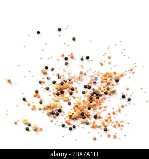 Lenticchie, quinoa e fagioli secchi, sparsi, isolati su bianco. Vista dall'alto. Foto Stock