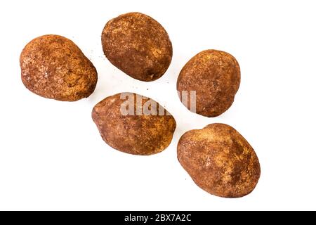 Patate isolate su bianco, vista dall'alto. Varietà biologica di sebago non lavata. Foto Stock