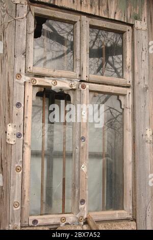 Finestre rotte di una vecchia casa nella campagna della Romania Foto Stock