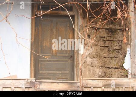 Vista esterna di una vecchia casa in argilla tradizionale deteriorata nella Contea di Teleorman, Romania. Foto Stock