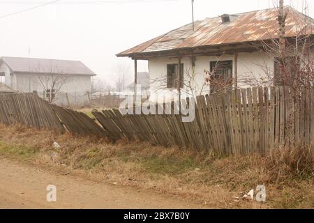 Casa abbandonata con recinzione che cade a Silistea Gumesti, Romania Foto Stock