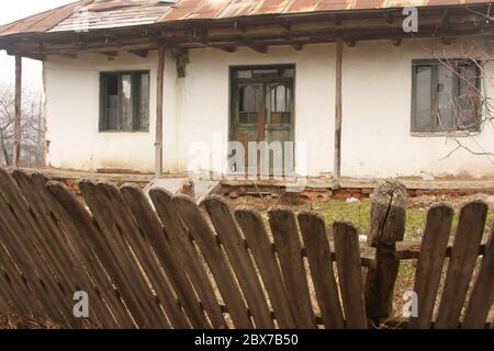 Casa abbandonata con recinzione che cade a Silistea Gumesti, Romania Foto Stock