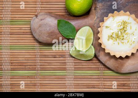 Vista dall'alto della tradizionale torta francese al limone su legno. Vista delle sezioni del limone dall'alto Foto Stock