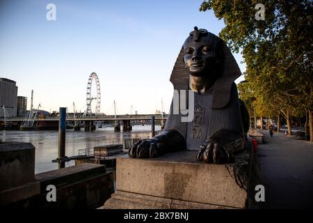 LONDRA, Regno Unito. 14 SETTEMBRE 2019. Sphinx su Victoria Embankment. London Eye sullo sfondo Foto Stock