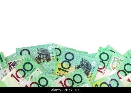 Confine monetario australiano su sfondo bianco. Cento banconote da dollaro. Foto Stock