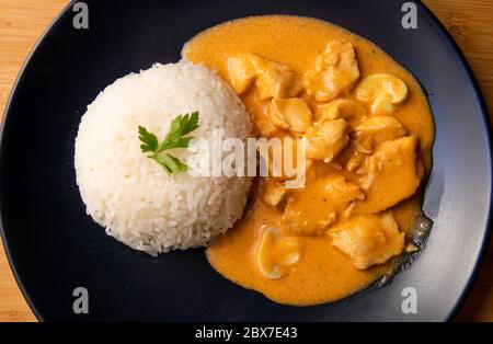 Strogonoff di pollo con riso e patatine fritte (bastoncini di patate) sul piatto. Lo stroganoff di pollo, è un piatto che proviene dalla cucina russa che in Brasile i Foto Stock