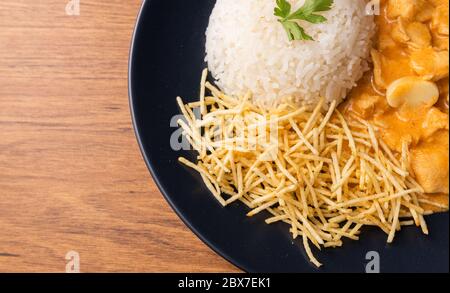 Strogonoff di pollo con riso e patatine fritte (bastoncini di patate) sul piatto. Lo stroganoff di pollo, è un piatto che proviene dalla cucina russa che in Brasile i Foto Stock