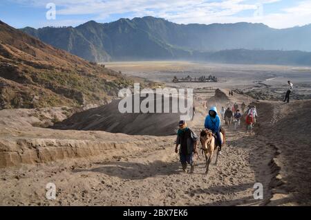 I turisti camminano fino alla cima del vulcano del Monte bromo per vedere il cratere, una delle attrazioni turistiche più visitate in Giava Orientale, Indonesia. Foto Stock