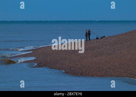 Greatstone, Kent, Regno Unito. 5 Giu 2020. Tempo in Gran Bretagna: Una fine fresca della giornata a Greatstone in Kent. Un paio di pescatori che hanno messo i loro bastoni sulla spiaggia parlano in luce. Photo Credit: Paul Lawrenson/Alamy Live News Foto Stock