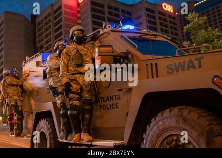 Atlanta, Stati Uniti. 04giugno 2020. La polizia della Georgia National Guardsmen e della città di Atlanta pattuglia le strade in un veicolo blindato per imporre un coprifuoco nei giorni seguenti di proteste e rivolte sulla morte di George Floyd vicino al Centennial Olympic Park 4 giugno 2020 ad Atlanta, Georgia. Floyd è stato soffocato a morte dalla polizia a Minneapolis, causando proteste in tutta la nazione. Credito: MSGt. Roger Parsons/Guardia Nazionale/Alamy Live News Foto Stock