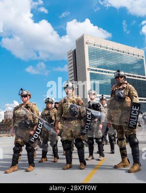 Atlanta, Stati Uniti. 04giugno 2020. I guardiani nazionali della Georgia si levano in piedi con i membri del team SWAT della City of Atlanta per imporre un coprifuoco nei giorni seguenti di proteste e rivolte sulla morte di George Floyd vicino al Centennial Olympic Park il 4 giugno 2020 ad Atlanta, Georgia. Floyd è stato soffocato a morte dalla polizia a Minneapolis, causando proteste in tutta la nazione. Credito: MSGt. Roger Parsons/Guardia Nazionale/Alamy Live News Foto Stock