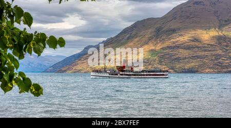 L'iconica nave a vapore TSS Earnslaw sul lago Wakatipu a Queenstown sull'isola sud della Nuova Zelanda Foto Stock