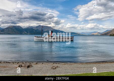 L'iconica nave a vapore TSS Earnslaw sul lago Wakatipu a Queenstown sull'isola sud della Nuova Zelanda Foto Stock